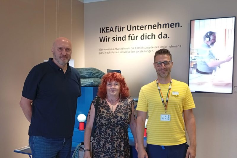 Ina Lauschke im Gespräch mit Netzwerkpartnern bei einem Unternehmertreffen bei IKEA für Unternehmen in Berlin-Lichtenberg