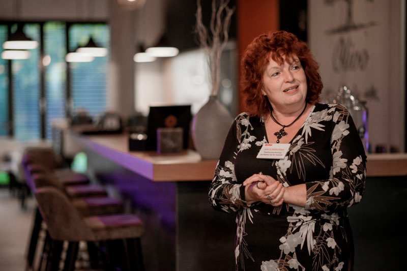 Persönliche Beratung im Kundenmanagement, Ansprechpartnerin erklärt den Ablauf